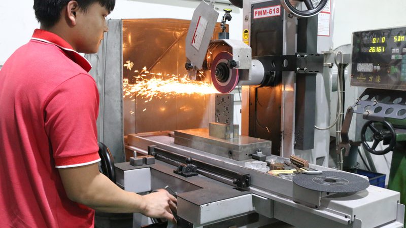 冲压模具：如何选择合适的制造商与报价**